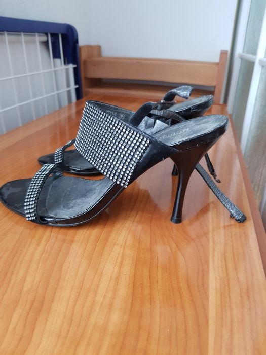 Vand sandale de ocazie