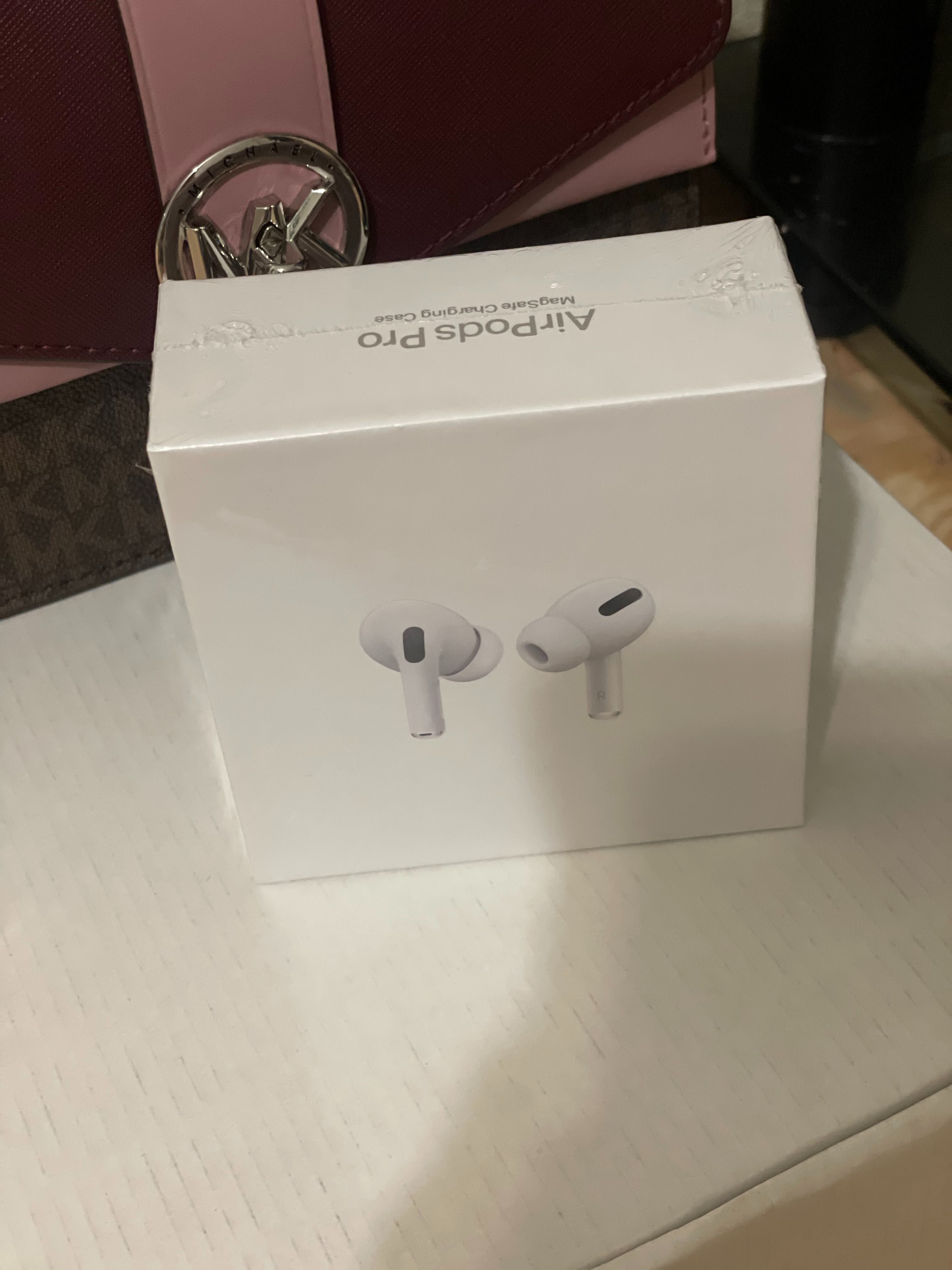 AirPods & Apple Watch