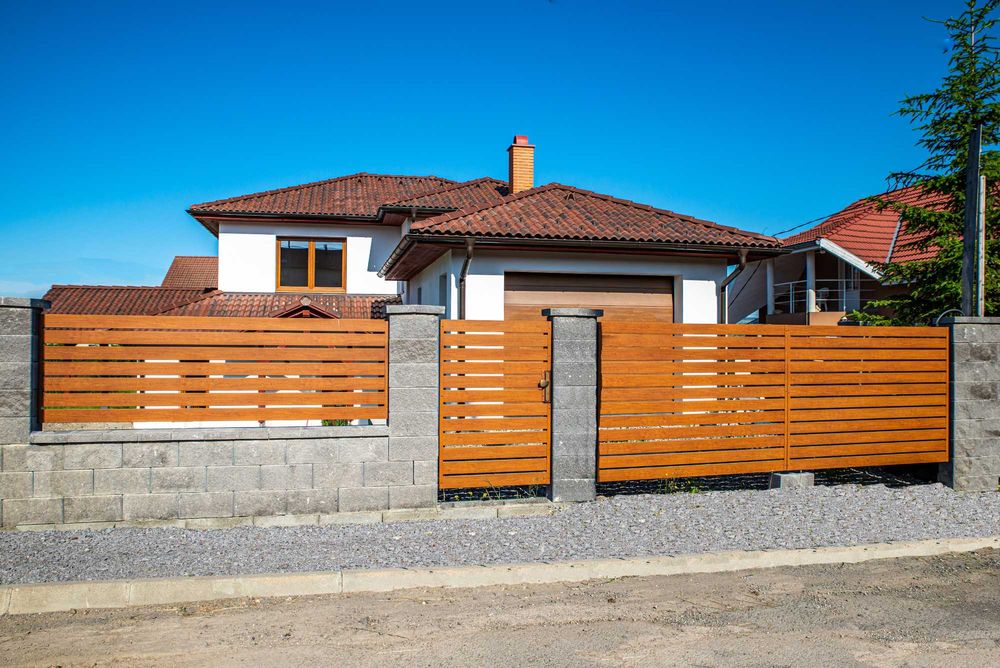 Garduri și porți metalice la comandă – pentru case moderne și elegante