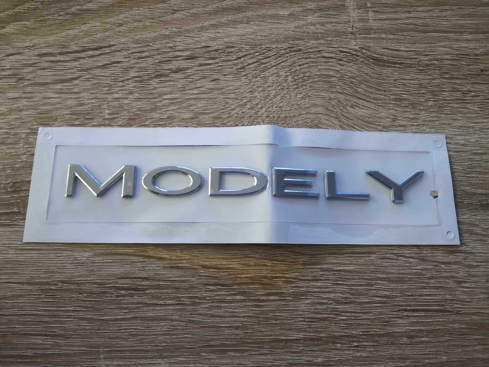 надпис сребрист гланц Tesla Model Y