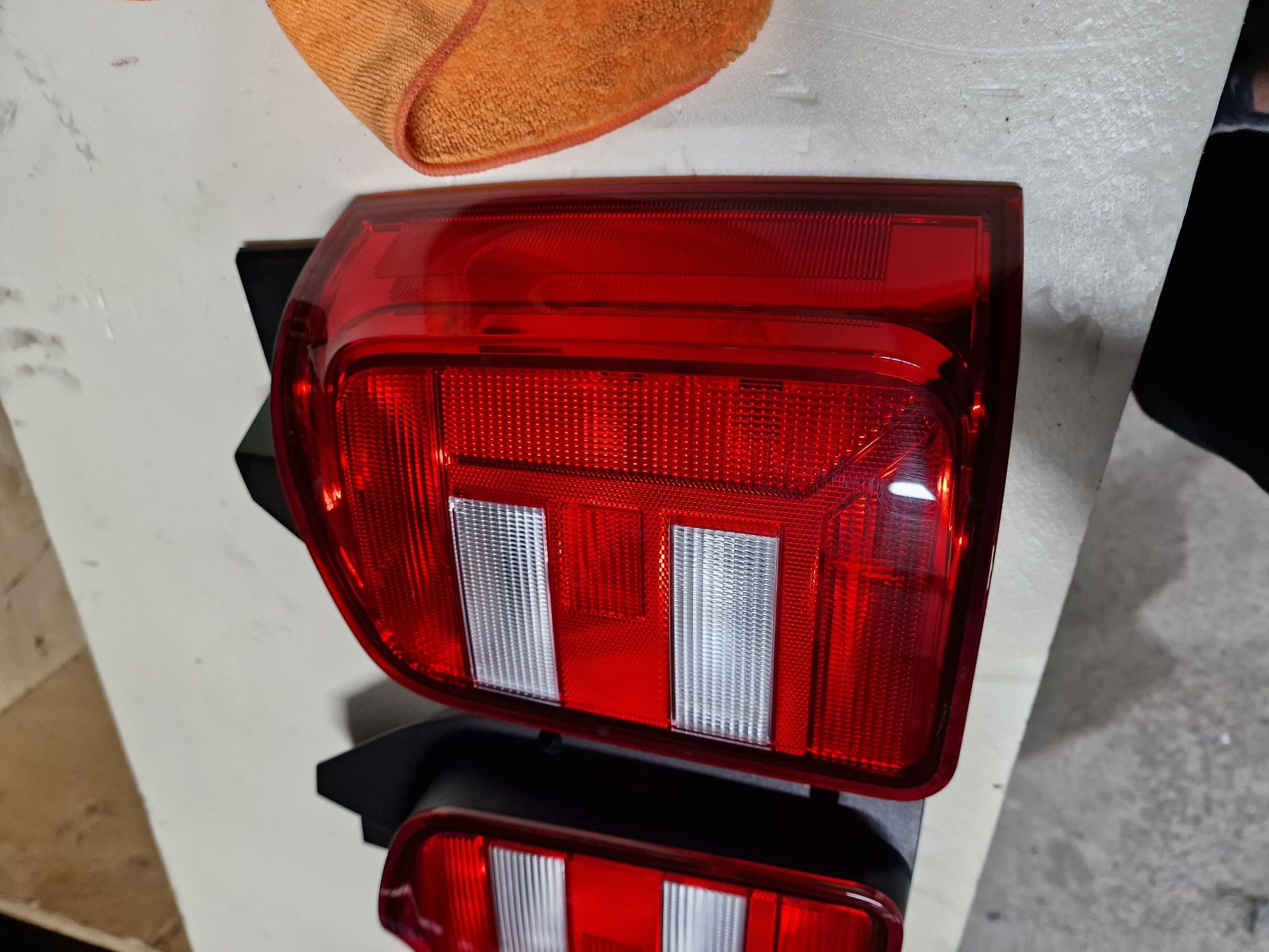 Lampa tripla stop spate cu usi vw t6 transporter caravelle multivan