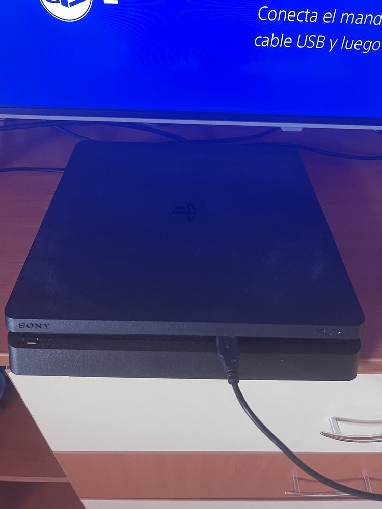 PS4 Slim - 2 Controllere + Charging station