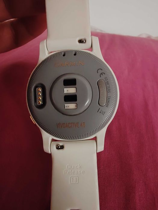 Vand ceas  dama, garmin vivoactive 4s,alb,foarte bine intretinut,,,
