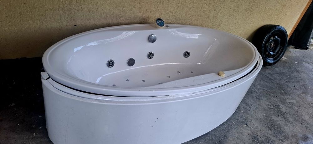 Cada dus cu hidromasaj ovala
