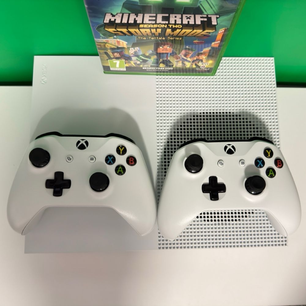 Xbox One S 1TB | 2 controllere + Minecraft Story Mode