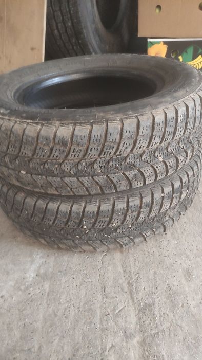 Vînd 2 cauciucuri de remorcă platformă
