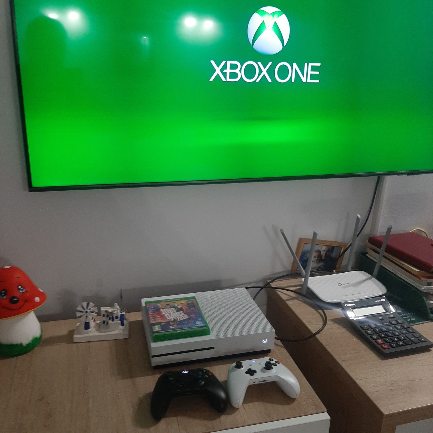 Vand Consola Xbox one cu 2 controllere 999 lei+jocuri cadou