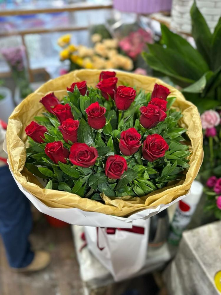 Atirgul buketlar tabiy gullar qizil oq roziviy dostavka