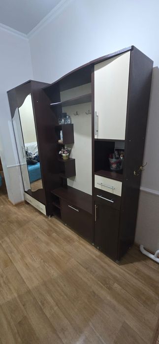Продаётся прихожая шкаф встроенным зеркалом