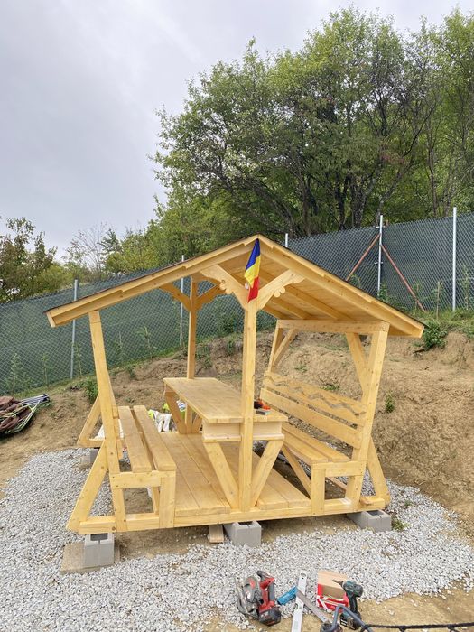 Foisor de gradina din lemn cu masa si banci