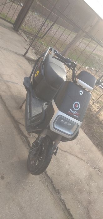 Elektro skuter.birinch qol toza minilgan 1 -2 joyda sarapinalari bor