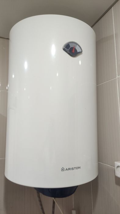 Продам водонагреватель  Ariston 80л на запчасти