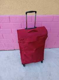Большой красный чемодан .