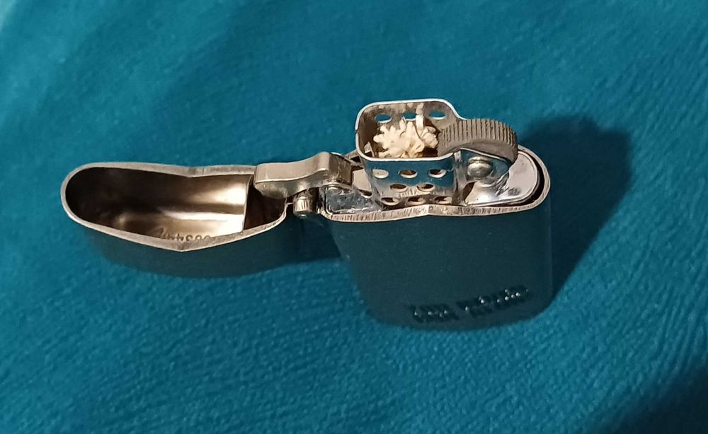 Bricheta metaliza Marlboro Zippo pe benzină  - nefolosită