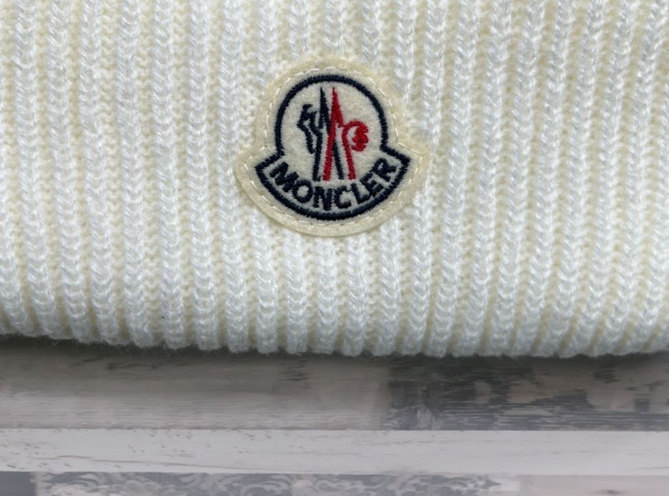 Vand caciula moncler alba