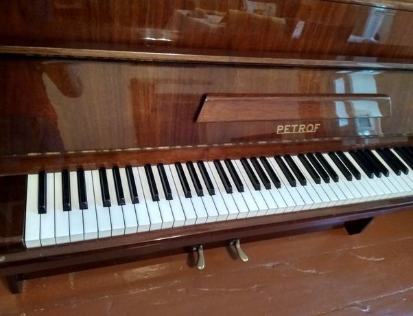 Продается пианино Petrof