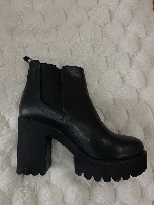 Черни боти на ток