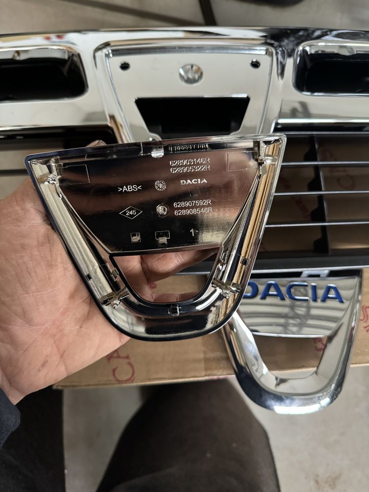 Grila faruri emblema dacia duster