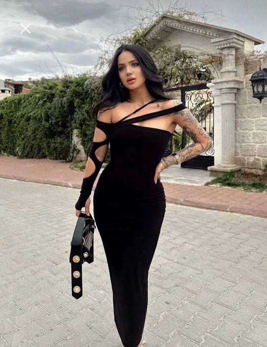 Черна дълга рокля с асиметрични презрамки и акцент ръкав, размери