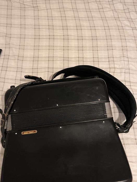 acordeon de vanzare 1000 lei pret fix