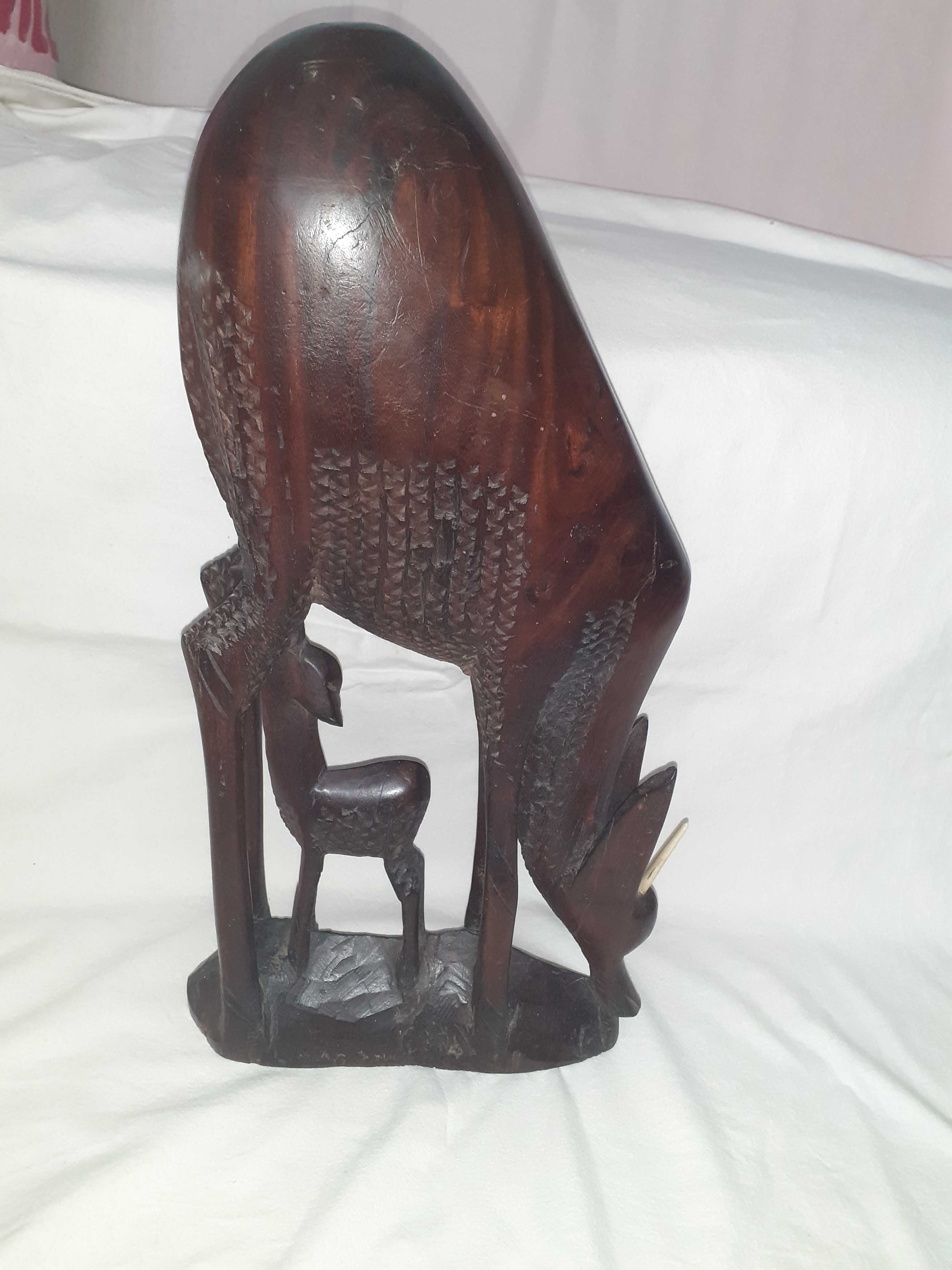 caprioara cu pui statueta din lemn de mahon inaltime 49 cm