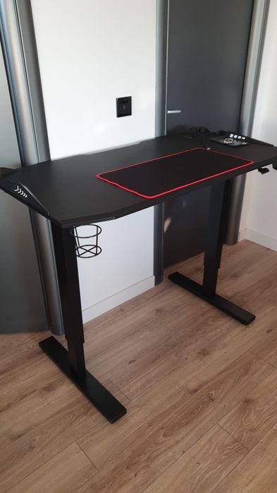 Masa de birou reglabila pe inaltime pana la 130 cm cu telecomandal