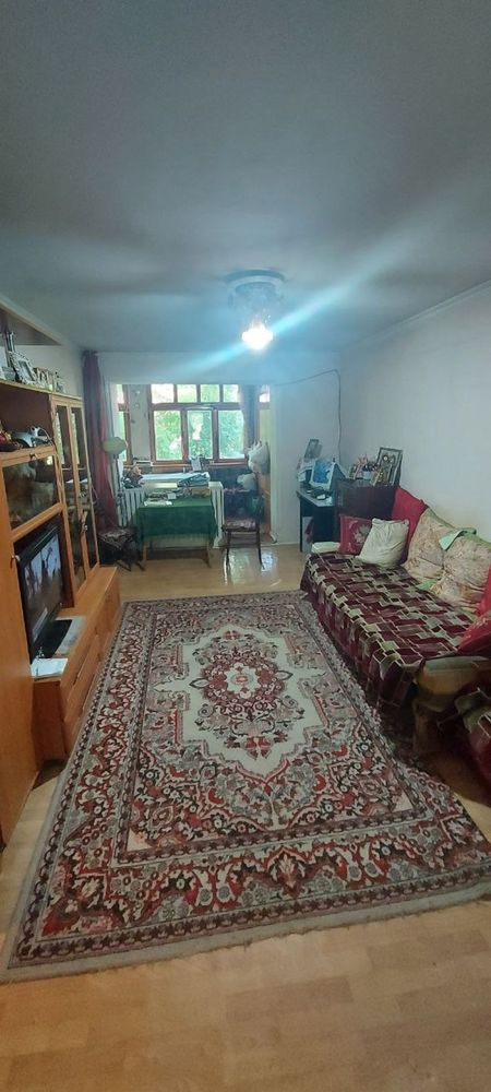 Продаю двух ком на м. Космонавты