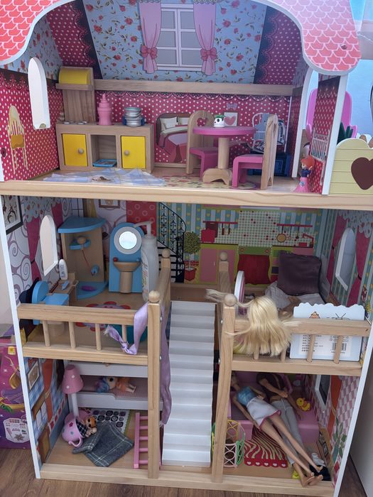 Дървена къща за кукли като НОВА