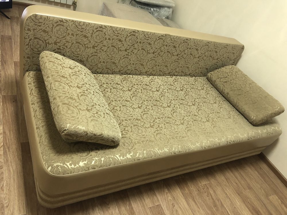 Недорого диван 200:145:40 см с двумя подушками