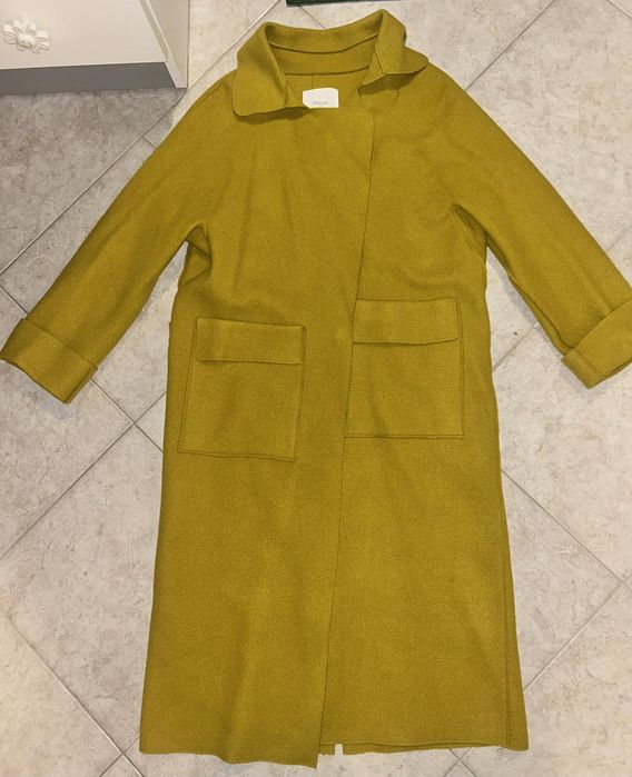 Дамско палто Mango
Манго палто от 100% вълна с джобове в цвят горчица.