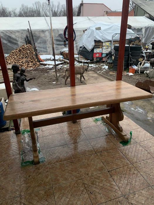 Masa cu blat din lemn masiv cu patru scaune inbracate in piele alba