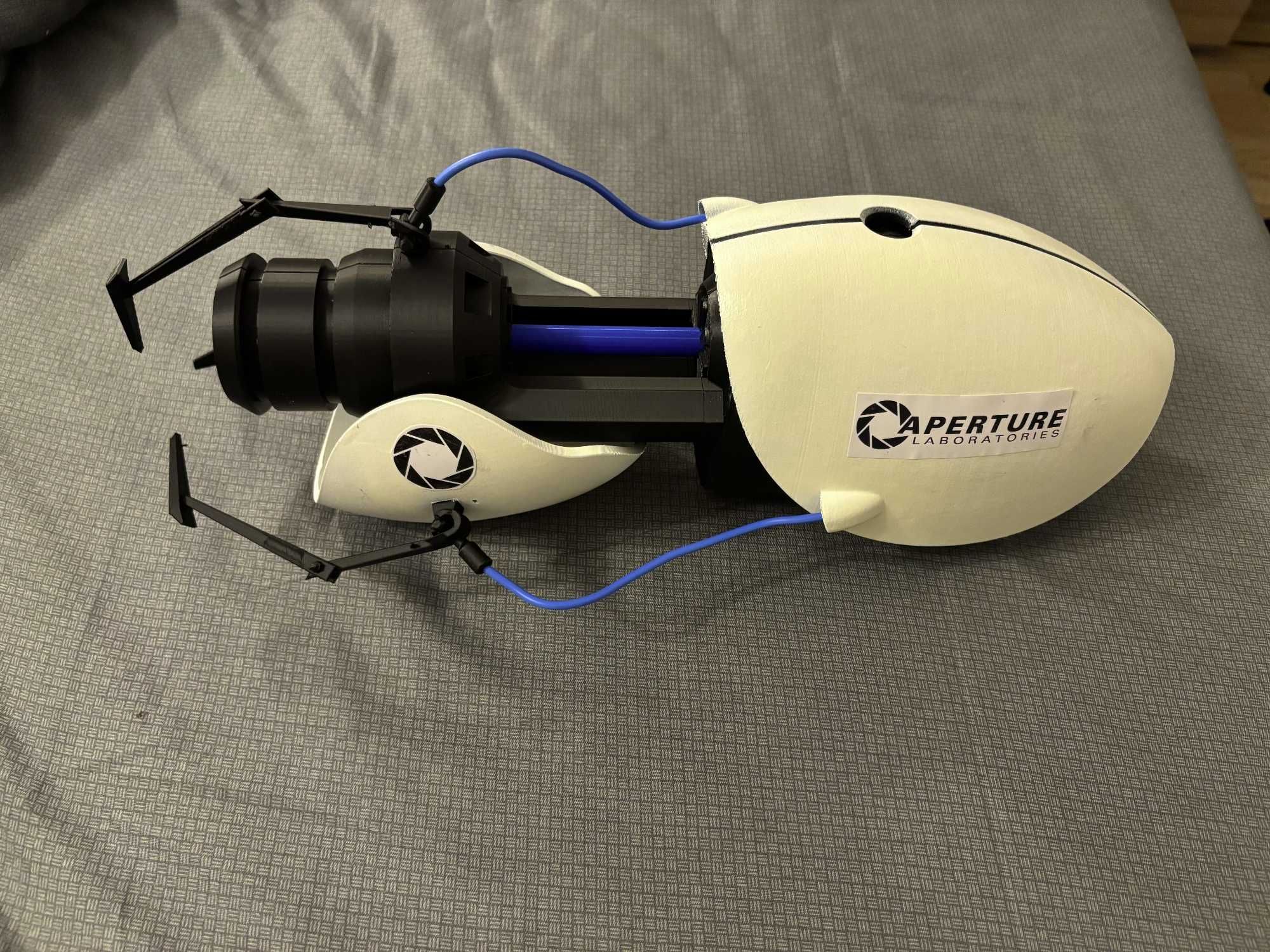 Portal Gun – o arma de colectie pentru iubitorii de jocului Portal