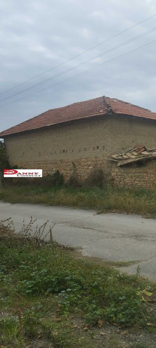 Двуетажна къща с двор и кладенец в с. Иванча