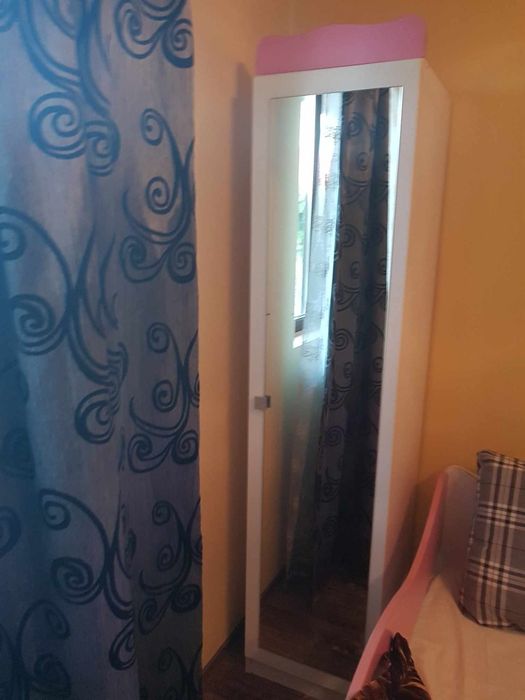 Dormitor alb-roz pentru fetite