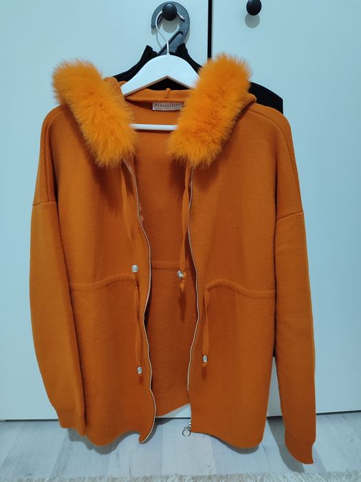 Стильная кофта с пушистым мехом на капюшоне