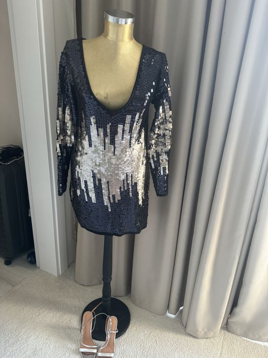 Елегантна дамска рокля с V-образен гръб М/Л