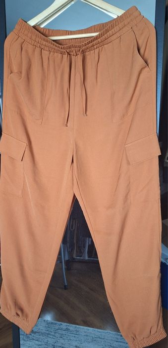 Vând pantalon damă, tip jogger, camel, mărimea 42-44