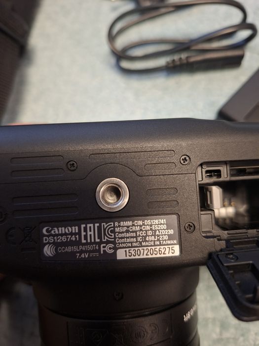 DSLR Canon 2000d +obiectiv EF-S 18-55MM 24.1 MP