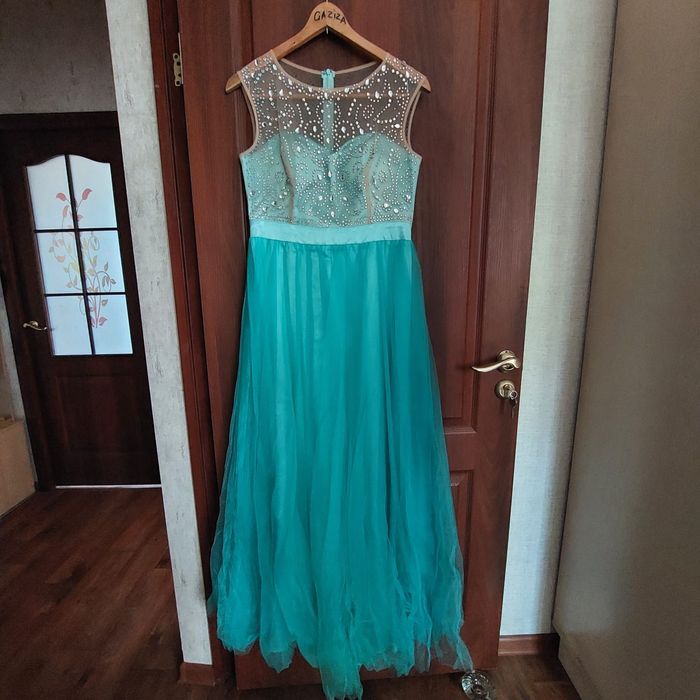 Продаю нарядные платье надето всего один раз