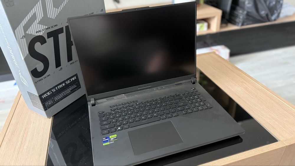 Laptop Asus Rog Strix Scar 18 model 2024 cu RTX 4080