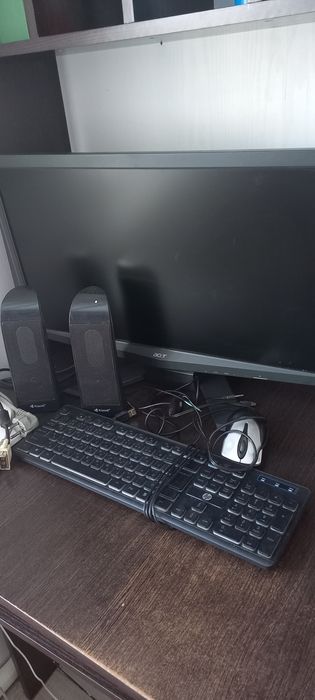 Монитор с колонками и клавиатурой