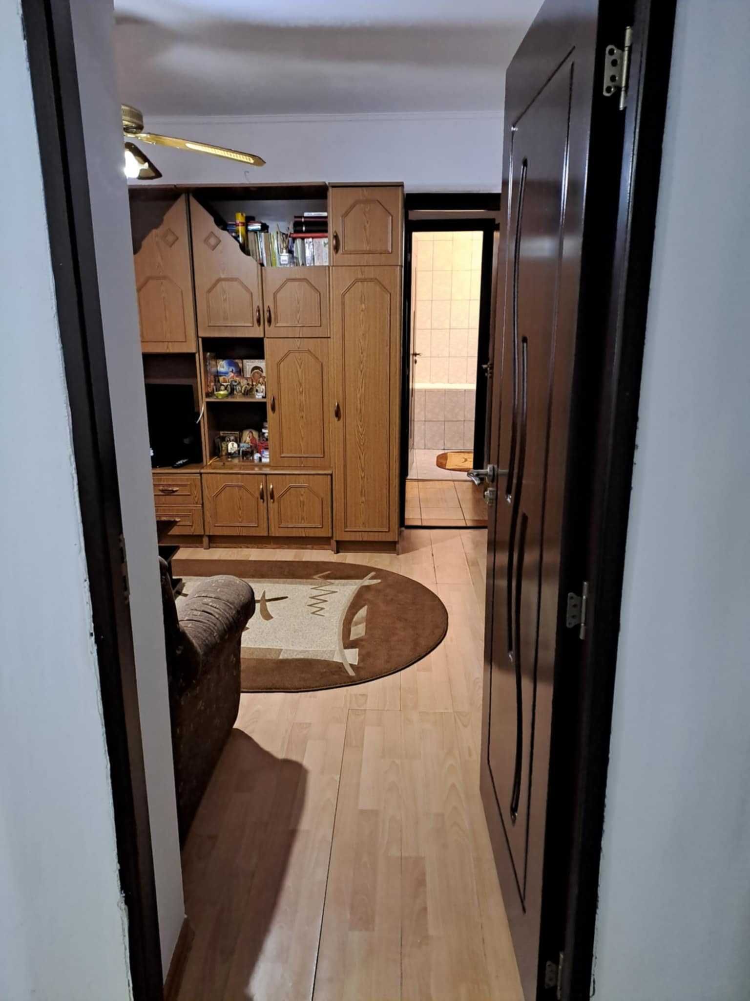 Apartament de vânzare - 2 camere semi-decomandat, 49 mp, parter