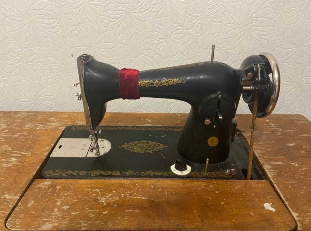 Продам ножную швейную машинку