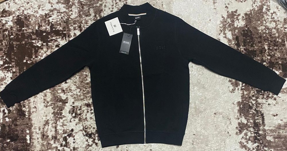 Vând jacheta noua de bărbați Boss