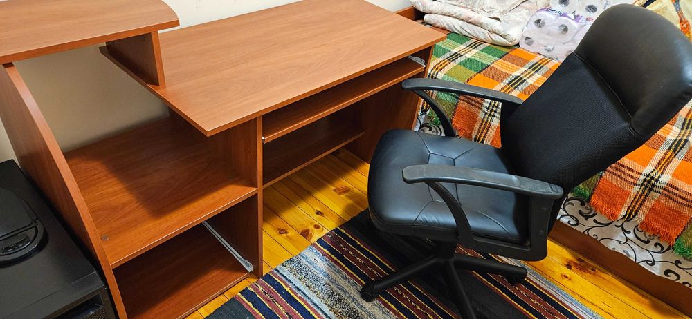 ученическо бюро + въртящ се стол към него