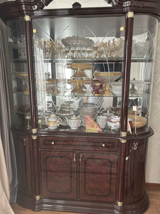 Сервант лакированный