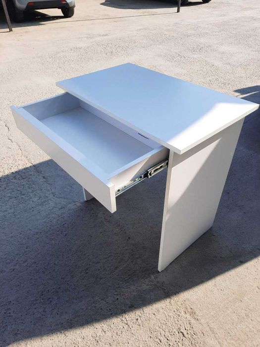 Письменный стол впишется в интерьер абсолютно любого стиля.