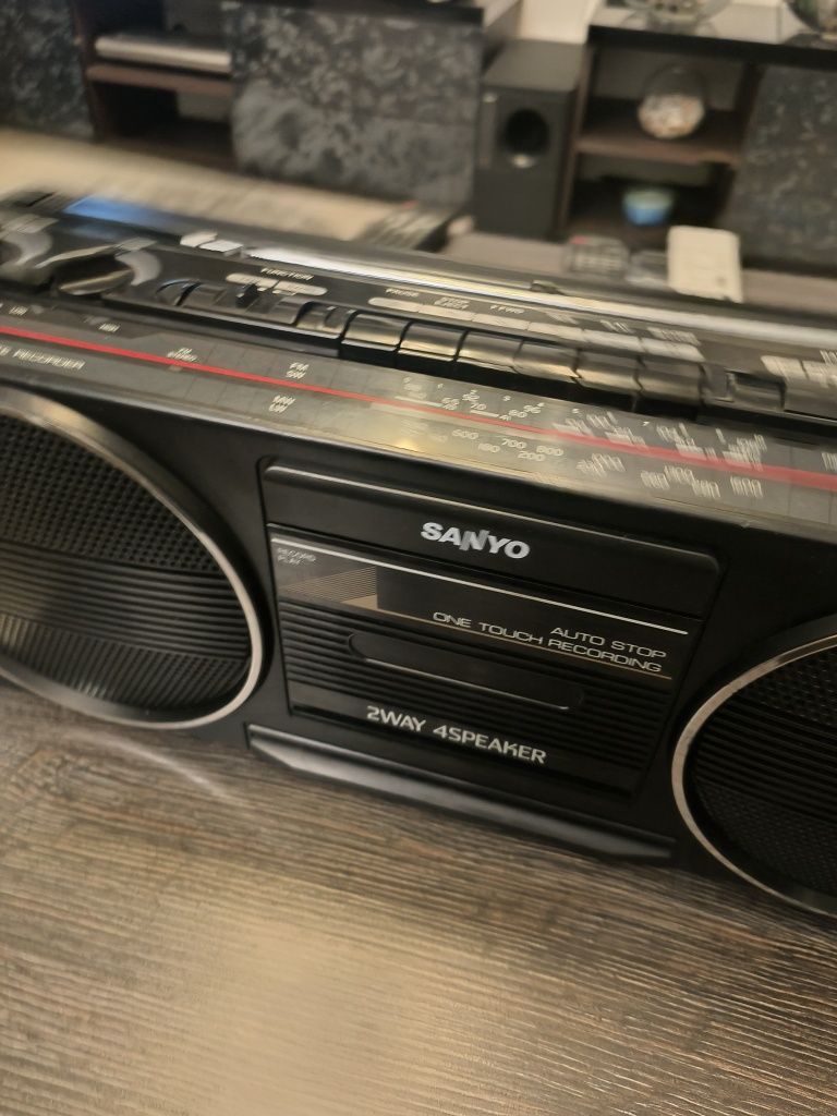 Vând radio casetofon Sanyo model vechi in stare impecabila