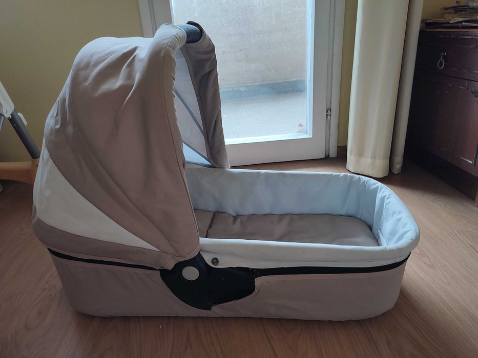 Кош за новородено KinderKraft и чанта за количка