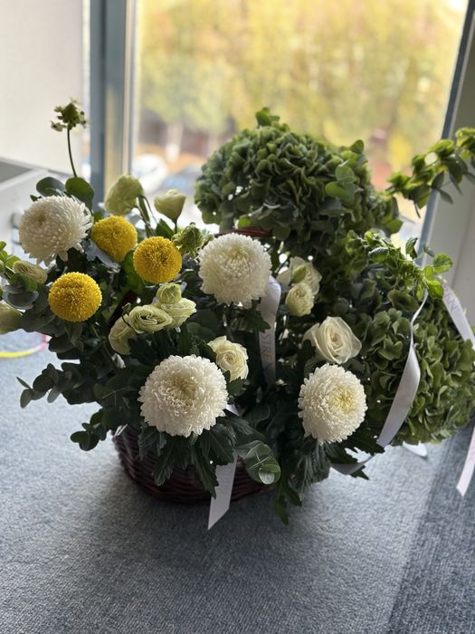 Цветы в корзинах